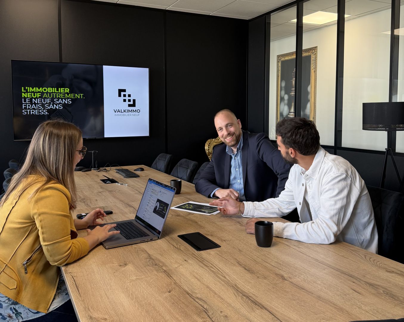 L'équipe Valkimmo échange avec des clients autour d'un projet immobilier